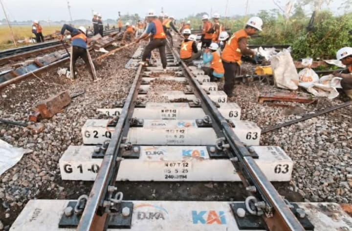 KAI Rawat 20.581 Bantalan Rel Sepanjang 2026 untuk Jaga Keselamatan Kereta Api di Tengah Perubahan Cuaca