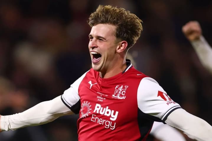 Fleetwood Town Singkirkan Arsenal Lewat Adu Penalti 5-3, Kartu Merah Max Dowman Warnai Kejutan Piala Liga Inggris