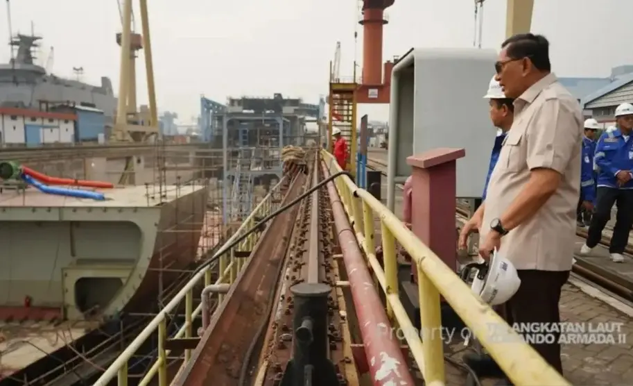 Menhan Sjafrie Tinjau Proyek Kapal Perang dan Kapal Selam di PT PAL, KSAL Soroti Retrofit KRI Sriwijaya-100