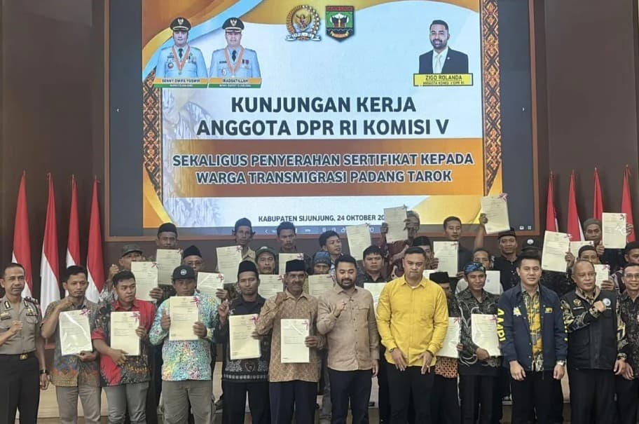 Kementrans Serahkan 194 Sertifikat Tanah Transmigran di Sijunjung, Puluhan Ribu Lahan Masih Belum Tuntas