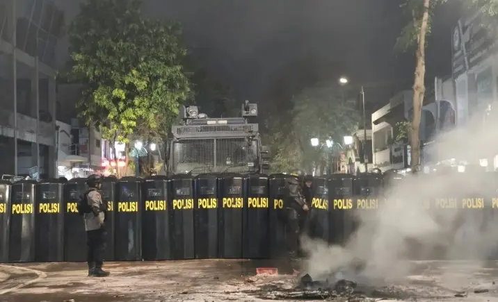 Demonstrasi di Malioboro Yogyakarta Berujung Ricuh pada Malam Hari, Massa Lempari Polisi dengan Batu dan Petasan