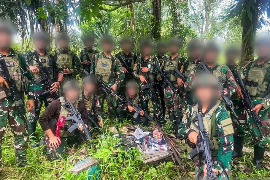 Prajurit Marinir TNI AL Sita Senjata dan Amunisi Diduga Milik KKB saat Menyisir Kali Braza Yahukimo