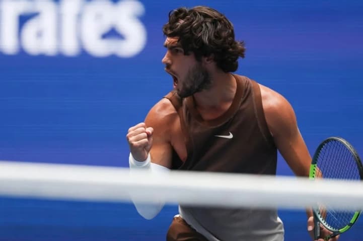 Carlos Alcaraz Selamatkan Empat Set Poin dan Kalahkan Basilashvili, Lolos ke Perempat Final ATP Wina 2026
