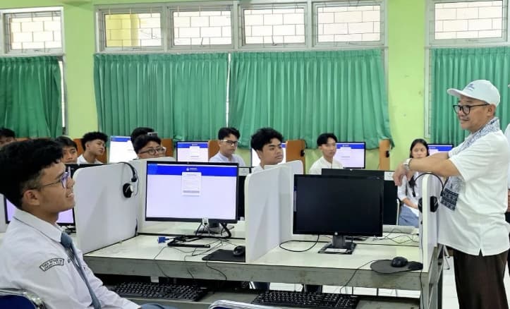 Mendikdasmen Abdul Mu'ti Tinjau TKA Ulang di SMAN 68 Jakarta, Pastikan Ujian Lancar Setelah Gangguan Jaringan