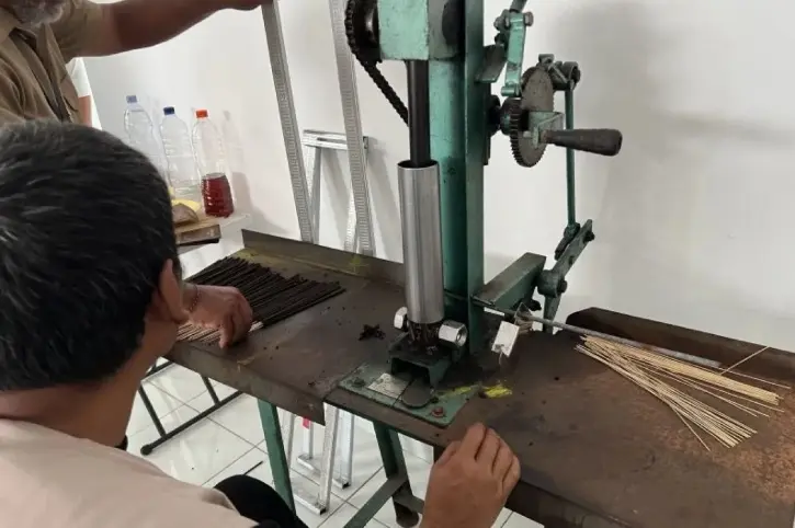 Penyintas Skizofrenia di Bali Produksi Dupa Aroma Kopi, Sudiasa Dorong Penghapusan Stigma Lewat Karya Kreatif