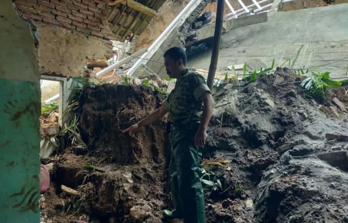 Longsor Timpa Rumah di Lumajang, Ayah dan Anak Tewas Tertimbun Material Tanah Setelah Hujan Deras