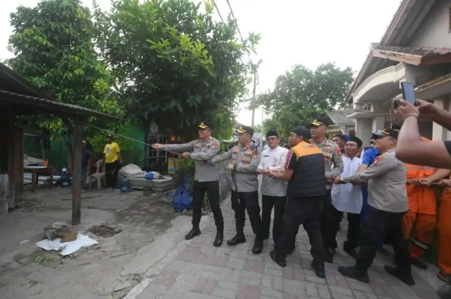 Kapolres Kepulauan Seribu Pimpin Bedah Rumah Warga Kurang Mampu di Pulau Untung Jawa, Serahkan Bantuan Sembako