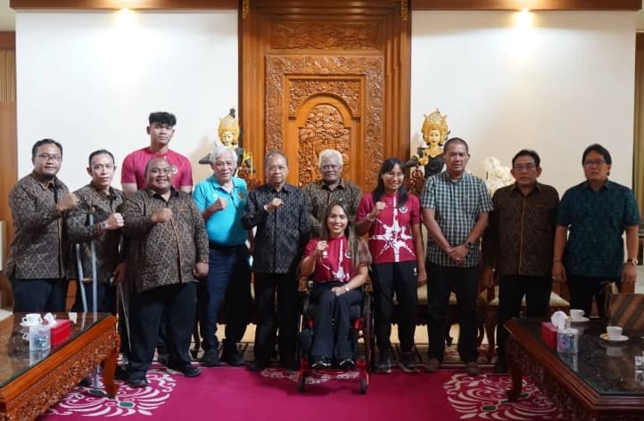 Gubernur Bali Wayan Koster Janjikan Kuliah Gratis dan Bonus bagi Tiga Atlet Disabilitas Berprestasi Internasional