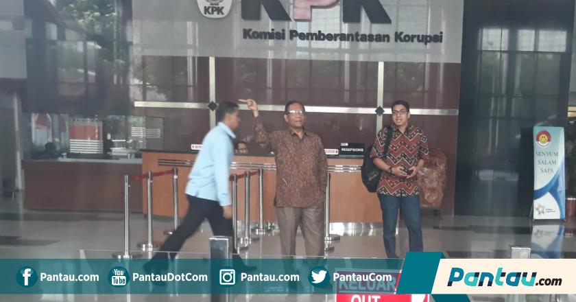 Mantan Ketua MK Mahfud MD Datangi KPK, Ada Apa?