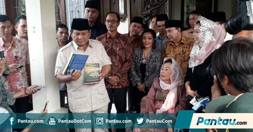 Prabowo Dihadiahi Dua Buku oleh Keluarga Gus Dur