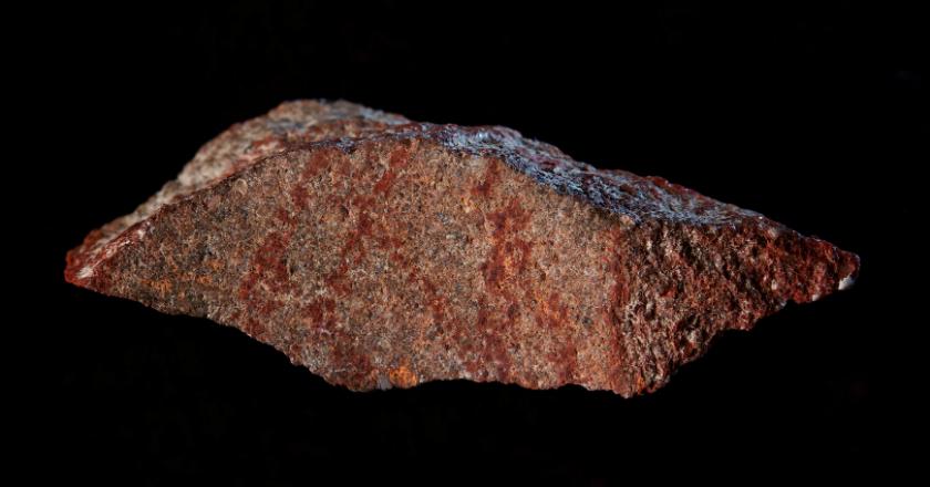 Ini Dia Batu yang Diyakini Berusia 73 Ribu Tahun, Terdapat Seni Garis Merah
