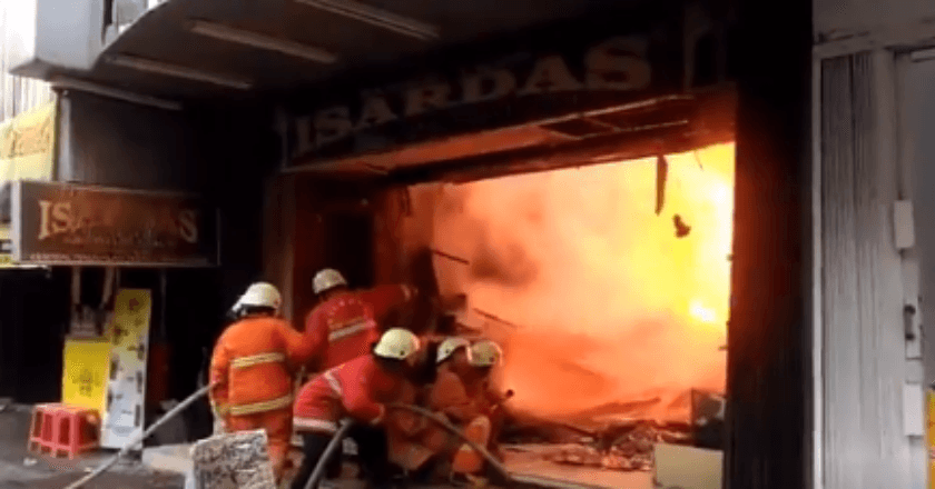 Kebakaran Landa Kawasan Pertokoan Pasar Baru Jakarta