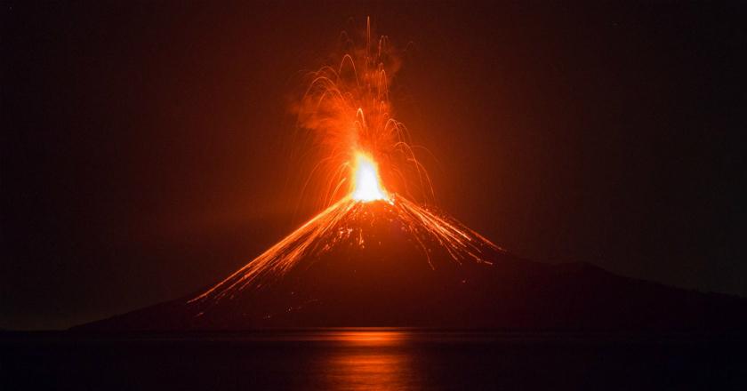 Berada di Level Dua, Gunung Anak Krakatau Masih Keluarkan Lava Pijar