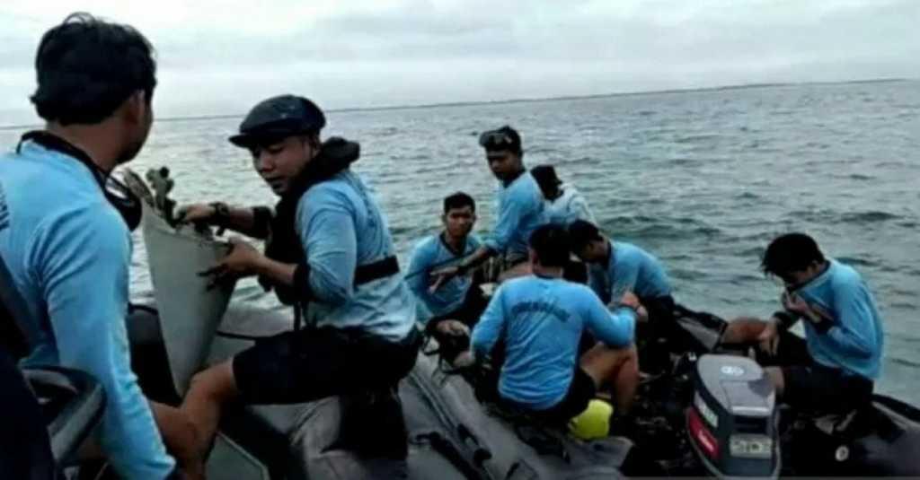 Tim SAR Serahkan Lima Kantong Berisi Tubuh Jenazah Penumpang Sriwijaya Air