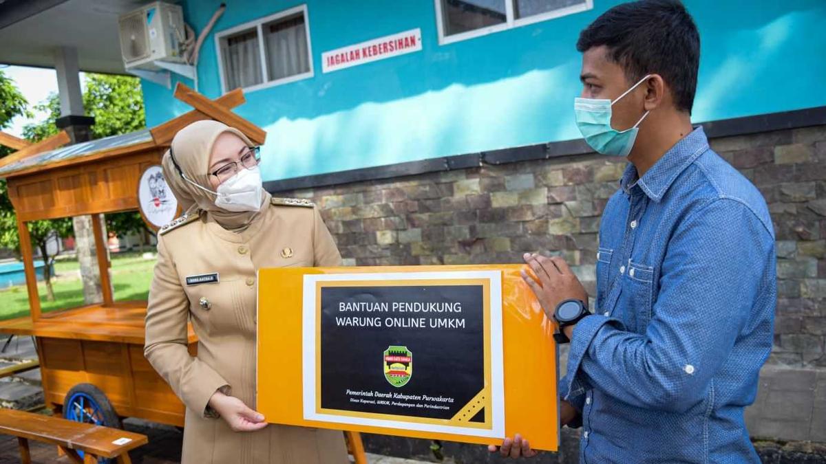 Dorong Pemulihan Ekonomi, Pemkab Purwakarta Bagikan Puluhan Gerobak Angkringan