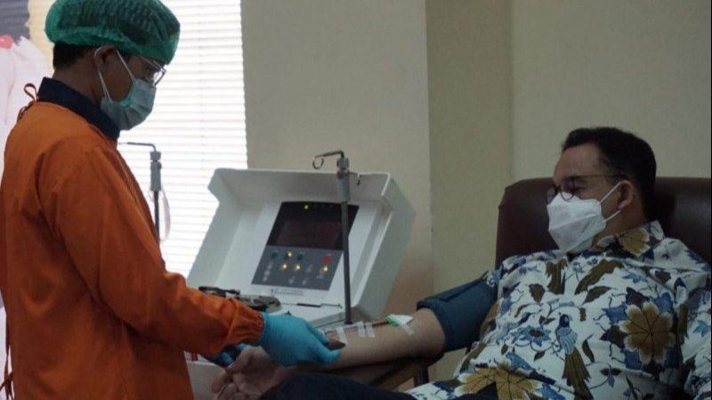 Anies Donorkan Plasma Darah untuk Pasien COVID-19