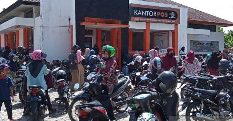 17.999 KK di Sumbar Antre Bantuan Sosial Tunai Abaikan Protokol Kesehatan