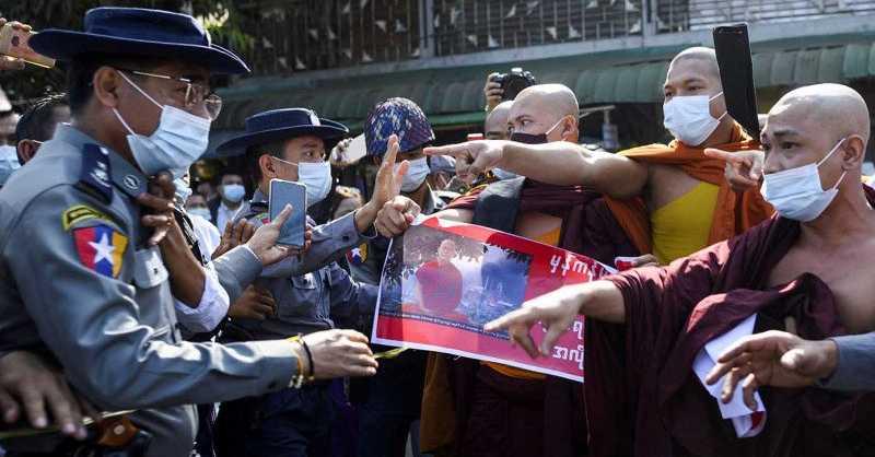 Kepolisian Myanmar Bentrok dengan Puluhan Pendukung Biksu Radikal