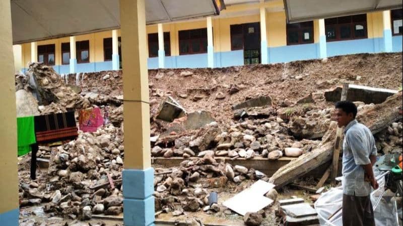Sebuah SD di Aceh Hancur Diterjang Tanah Longsor