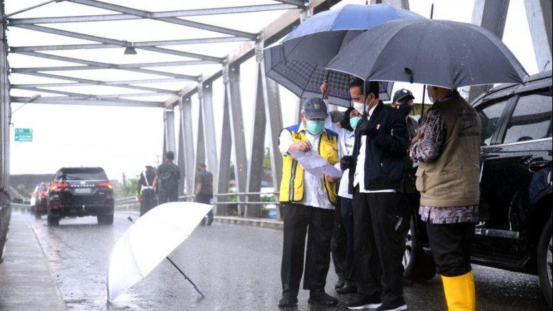Di Tengah Hujan Lebat, Presiden Joko Widodo Tinjau Banjir di Kabupaten Banjar