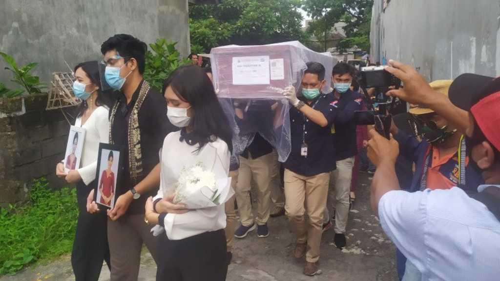 Detik-detik Jenazah Mia Tresetyani Wadu, Pramugari Sriwijaya Tiba di Rumah Duka di Denpasar