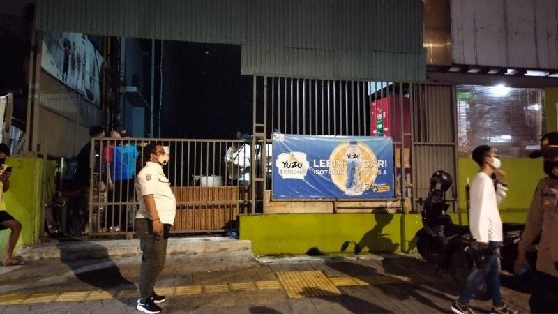 Satpol PP Sita Belasan Botol Miras di Baba Futsal Petamburan