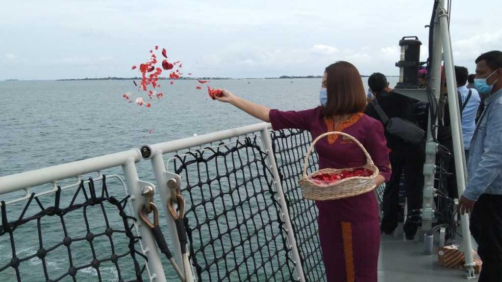 Tabur Bunga Keluarga Korban Sriwijaya Air dari Atas Kapal Perang TNI di Kepulauan Seribu