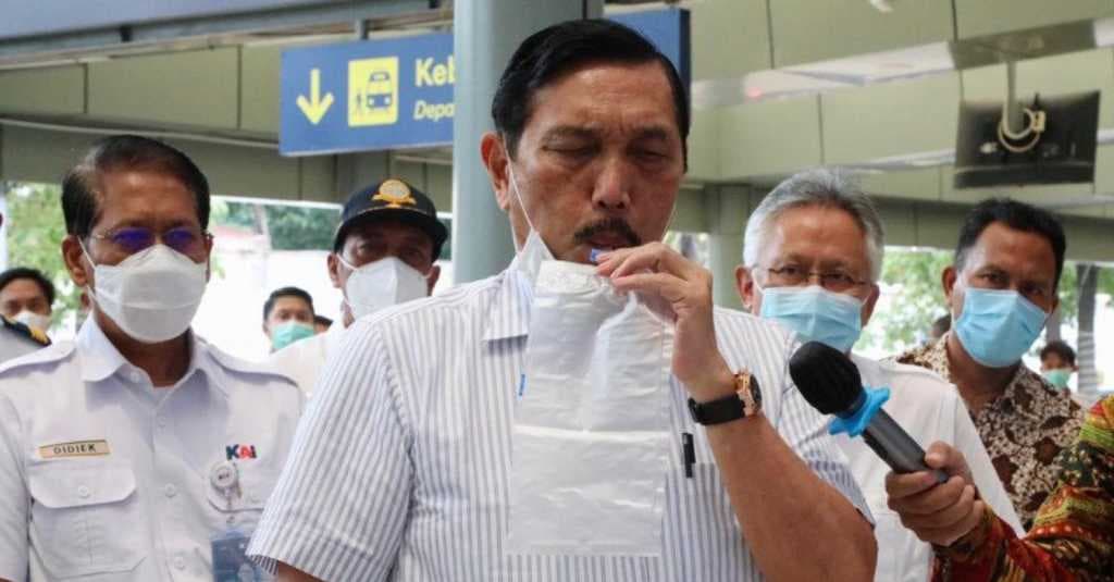 Luhut Uji Coba Genose Alat Deteksi COVID-19 Karya Anak Bangsa