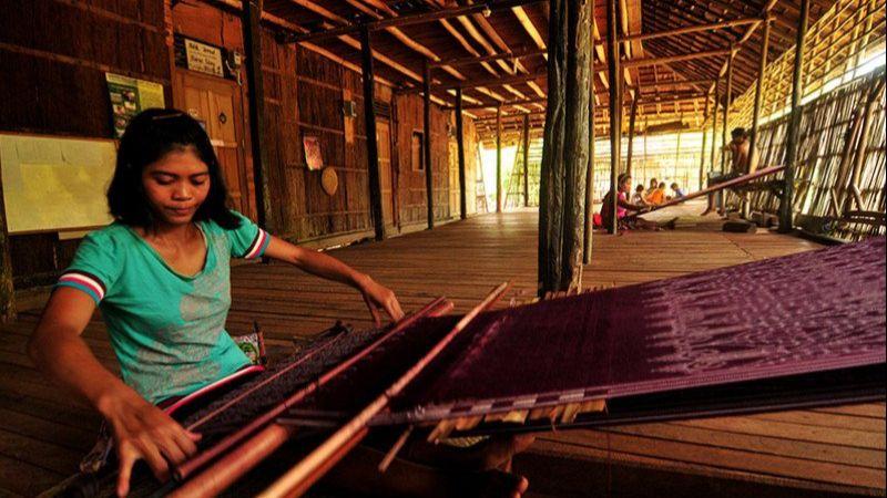 Cerita Perajin Tenun di Kalbar Tetap Bertahan di Tengah Pandemi