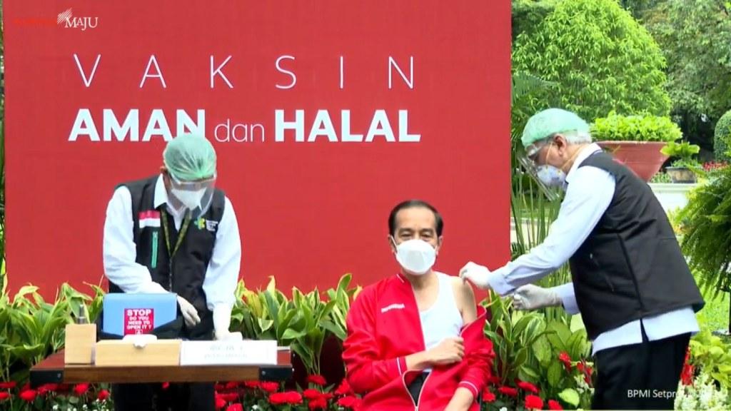 Potret Jokowi Pakai Singlet saat Disuntik Vaksin COVID-19 Kedua