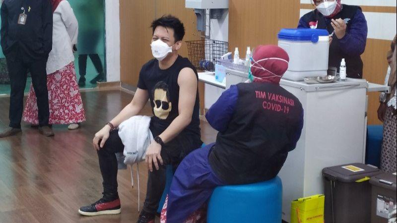 Jalani Vaksinasi Kedua, Ariel Noah Ditanya Hal Mengejutkan oleh Penyuntik Vaksin COVID-19