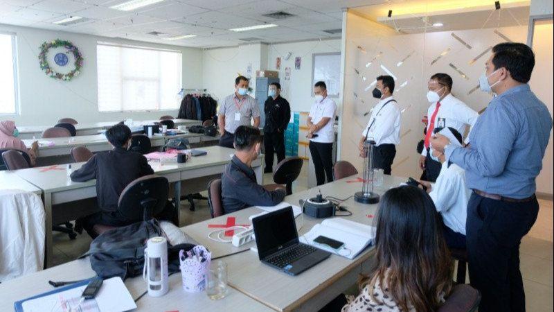 Dua Kantor Swasta di Surabaya Terapkan Denda Rp250 Ribu bagi Karyawan Tak Pakai Masker