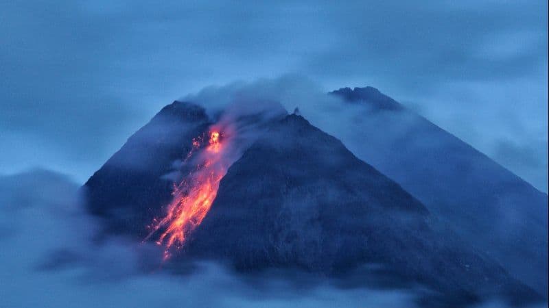 Gunung Merapi Luncurkan Guguran Lava Pijar Sejauh 900 Meter