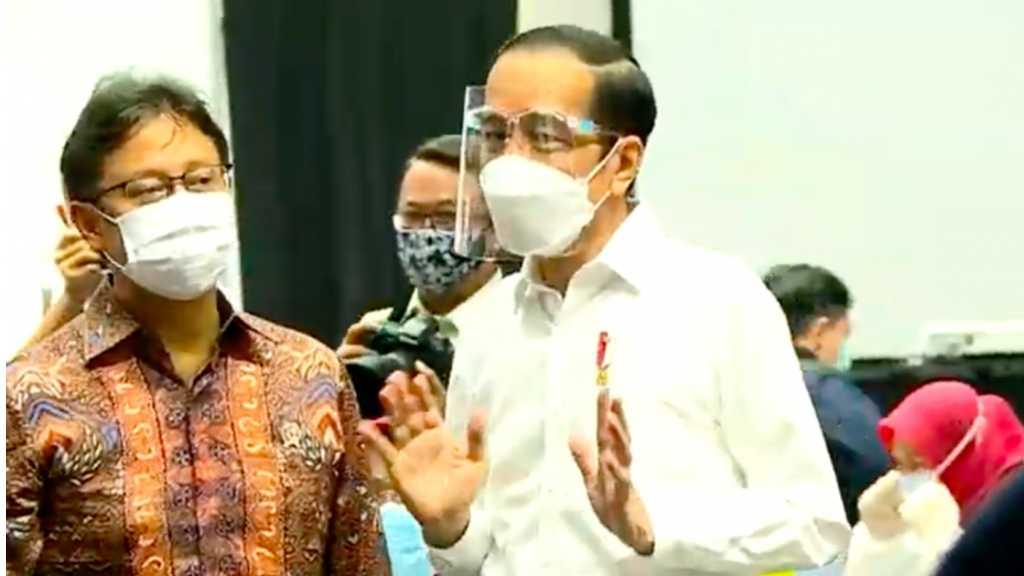 Didampingi Menkes Budi, Jokowi Tinjau Vaksinasi COVID-19 Massal di Istora Senayan