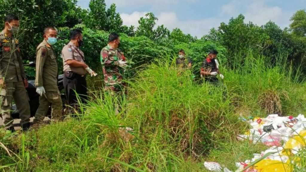 Tumpukan Karung Limbah Medis Dibuang di Lahan Pertanian Bogor, Polisi Kantongi Nama Perusahaannya