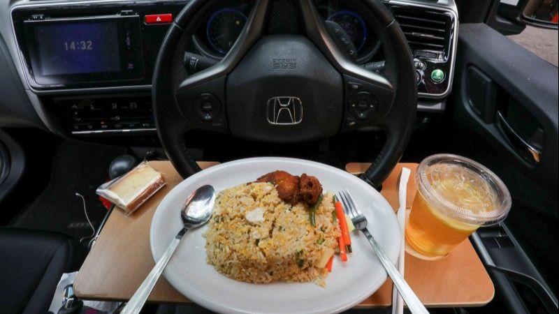 Kangen Makanan Restoran? Di Malaysia Kamu Bisa Pesan dan Santap di Mobil