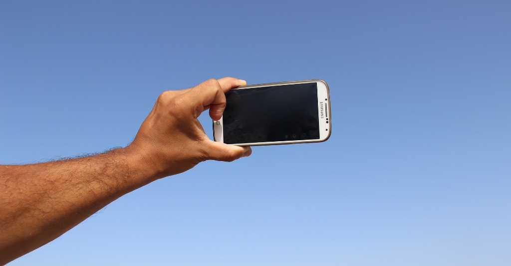 Awas Bahaya 'Selfie' dengan Kartu Vaksinasi COVID-19 di Media Sosial