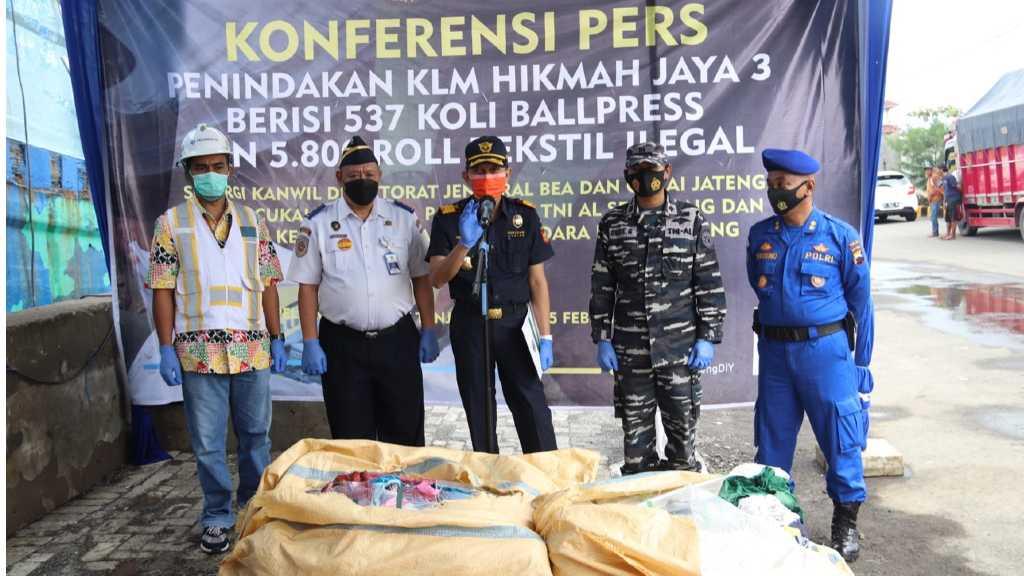 Bea Cukai dan TNI Sita 537 Koli Ballpress dan 5800 Roll Tekstil Asal Malaysia