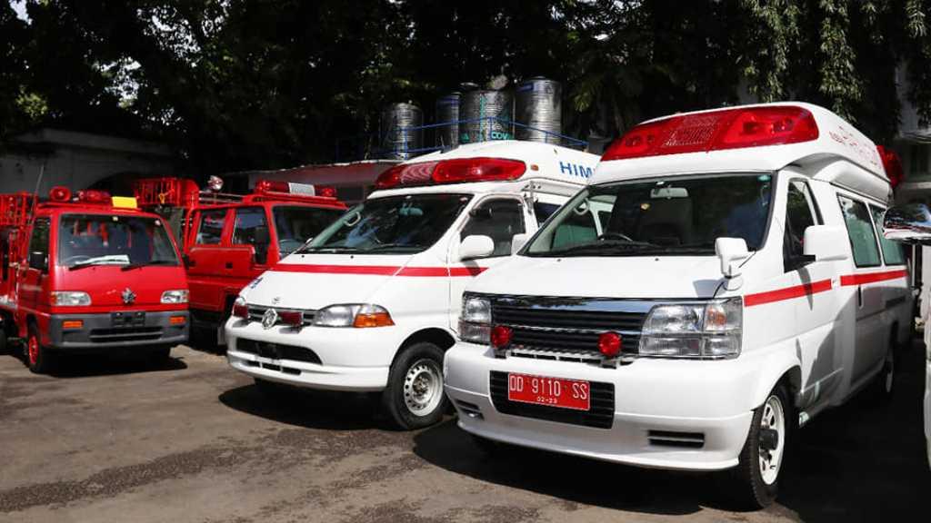 Bea Cukai Makassar Fasilitasi Hibah Mobil Damkar dan Ambulance dari Jepang