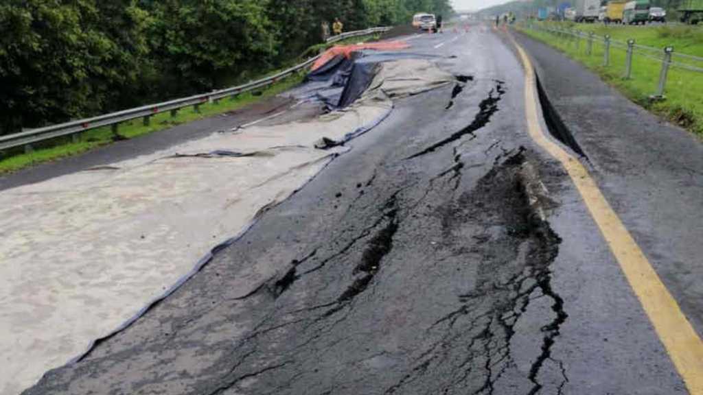Jalan Tol Cipali KM 122 Arah ke Jakarta Amblas