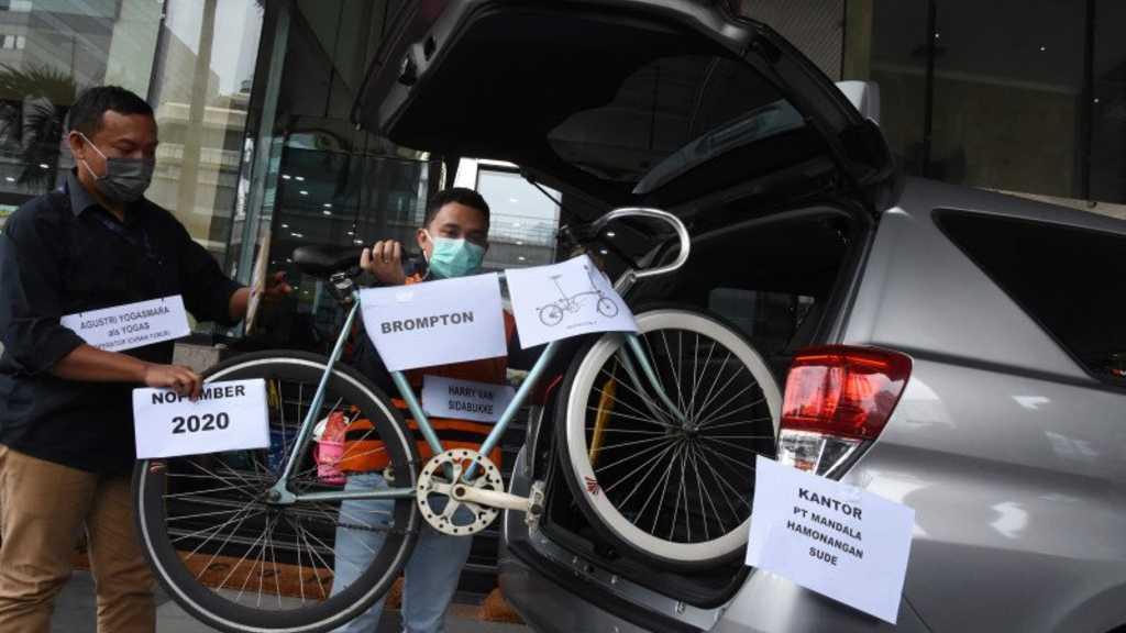 Kasus Korupsi Bansos, Perantara Politikus PDIP Serahkan 2 Brompton ke KPK