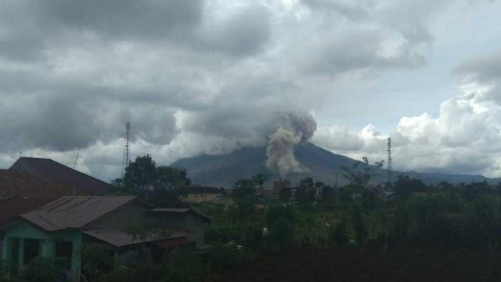 Gunung Sinabung Kembali Erupsi, Awan Panas Meluncur Sejauh 1.000 Meter