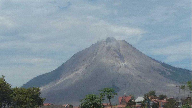 Gunung Sinabung Erupsi Luncurkan Awan Panas Guguran Sejauh Dua Km