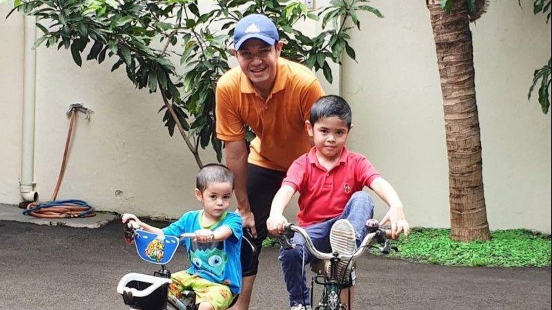 Cerita Dude Harlino yang Turut Aktif Mengasuh Anak