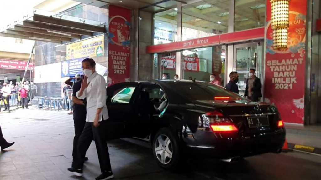 Jokowi Tinjau Langsung Vaksinasi Massal Pedagang di Pasar Tanah Abang