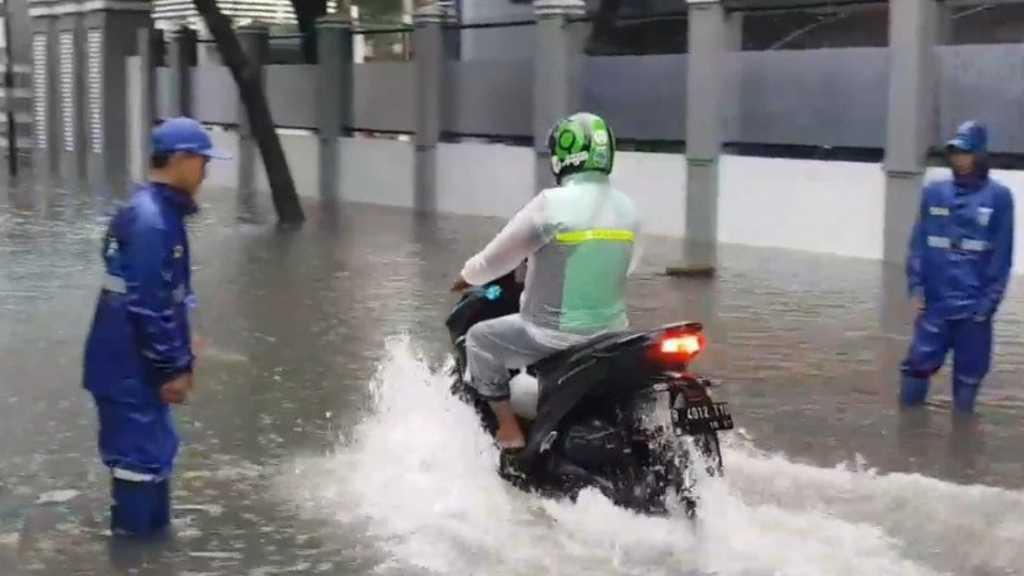 Jakarta Diguyur Hujan, Sejumlah Ruas Jalan Kembali Tergenang Air