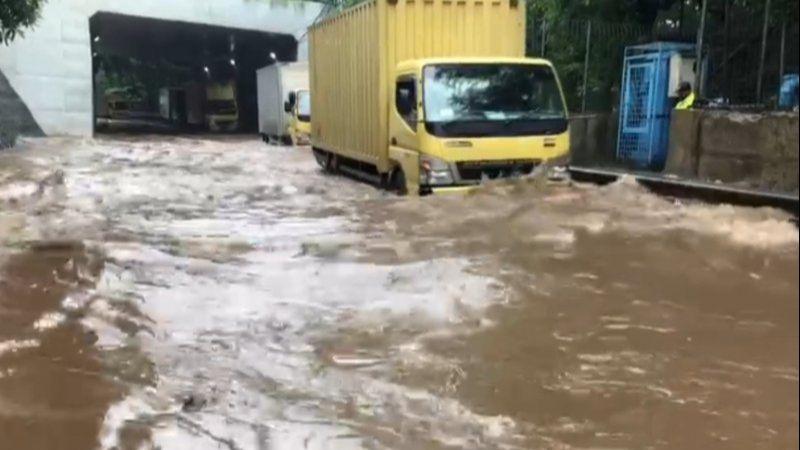 Cawang Kebanjiran, Petugas Alihkan Arus Lalu Lintas