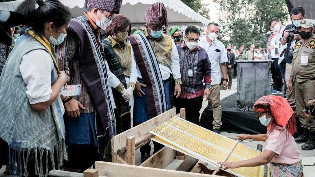 Menparekraf Dorong Pengrajin Kampung Ulos Dairi Sumut Berinovasi Tingkatkan Produksi