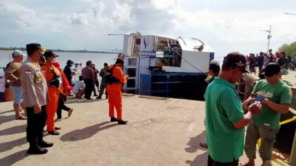 Detik-detik Kapal Feri KMP Bili di Kalimantan Barat Terbalik