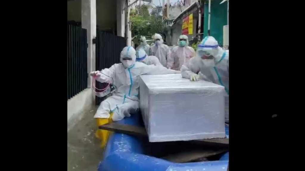 Polda Metro Evakuasi Jenazah COVID-19 di Tengah Banjir Jakarta, Begini Prosesnya
